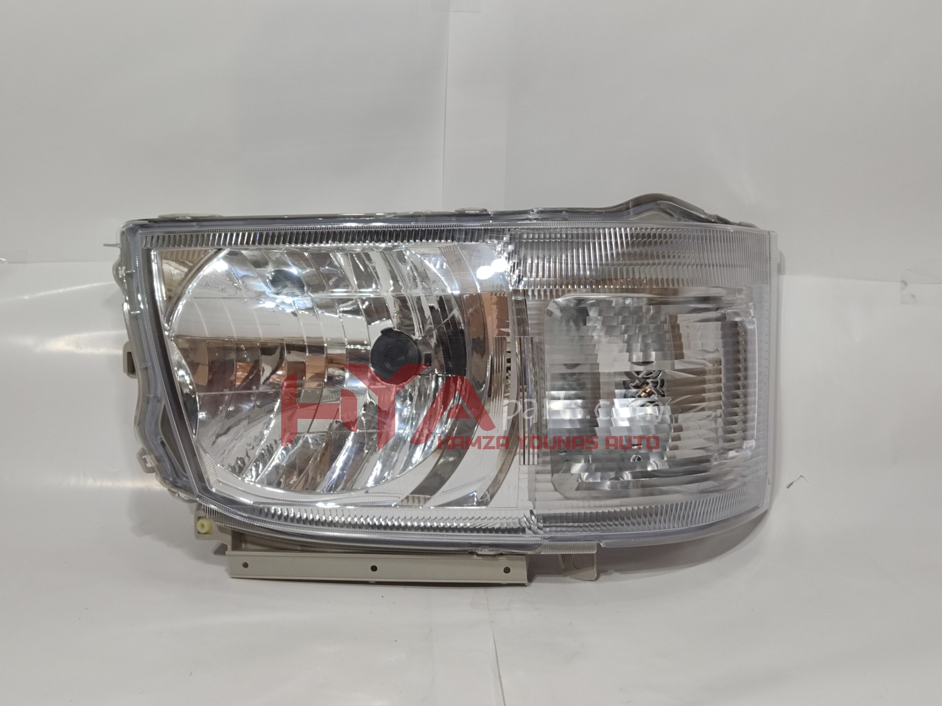 [DP 212-11H1R] HEAD LIGHT HIACE 2004 RH