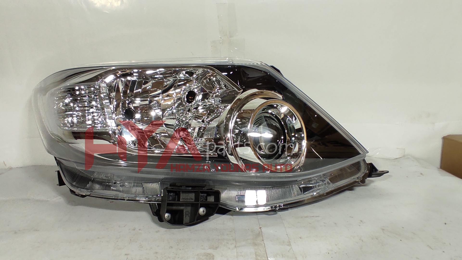 [DP 212-11T4R] HEAD LIGHT FORTUNER 2013 RH