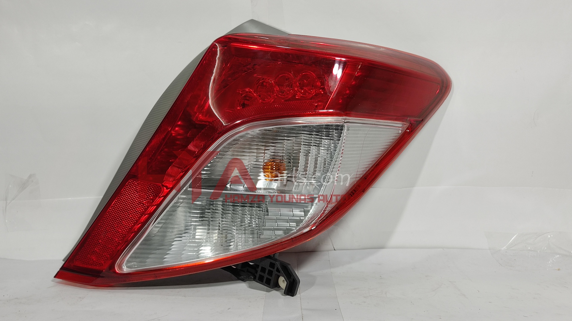 [DP 212-19W2R] BACK LIGHT VITZ 2012 RH